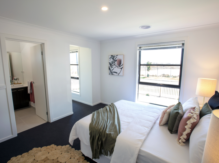 Master bedroom with view to the bathroom in the Winterfield Estate project.